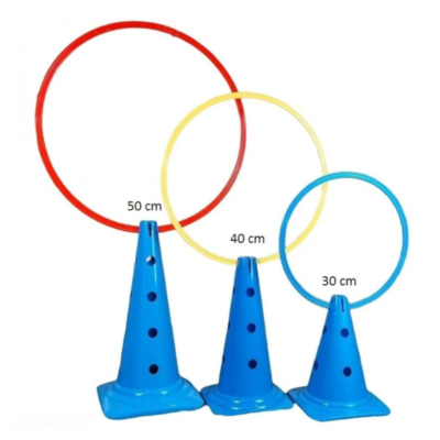 Ring toss game setup with three rings (red 50 cm, yellow 40 cm, blue 30 cm) on blue cone stands.