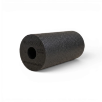 Čierny masážny valec BLACKROLL Standard s rozmermi 30 × 15 cm