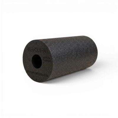 Čierny masážny valec BLACKROLL Standard s rozmermi 30 × 15 cm